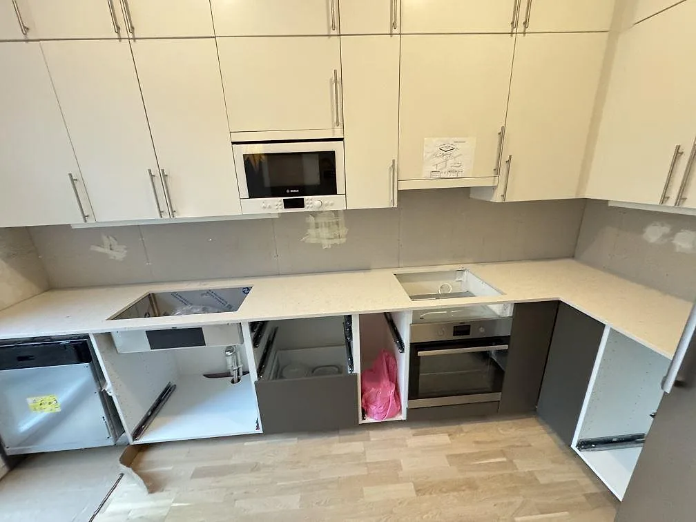 Køkkenbordplade i Silestone Lime Delight, mat Mocka, med förberedda öppningar for vask og kogeplade i ett køkken i Limhamn.