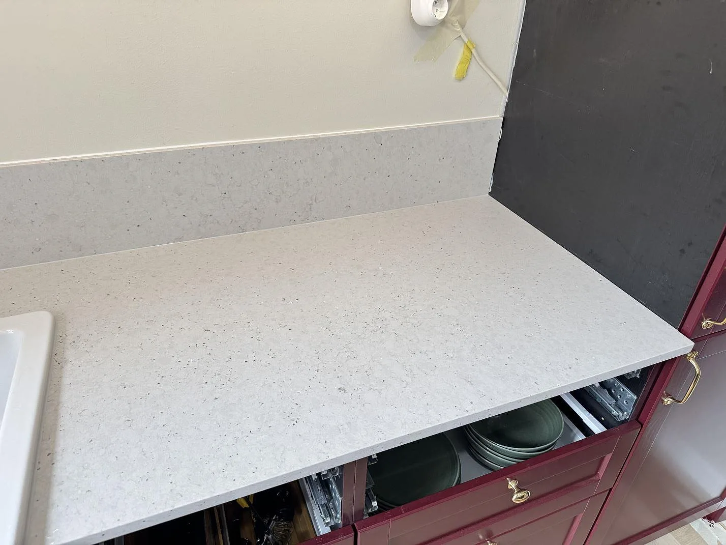 Køkkenbordplade i Silestone Lime Delight, mat Mocka, med 12 mm stænkplade og röd köksinredning i Malmö.