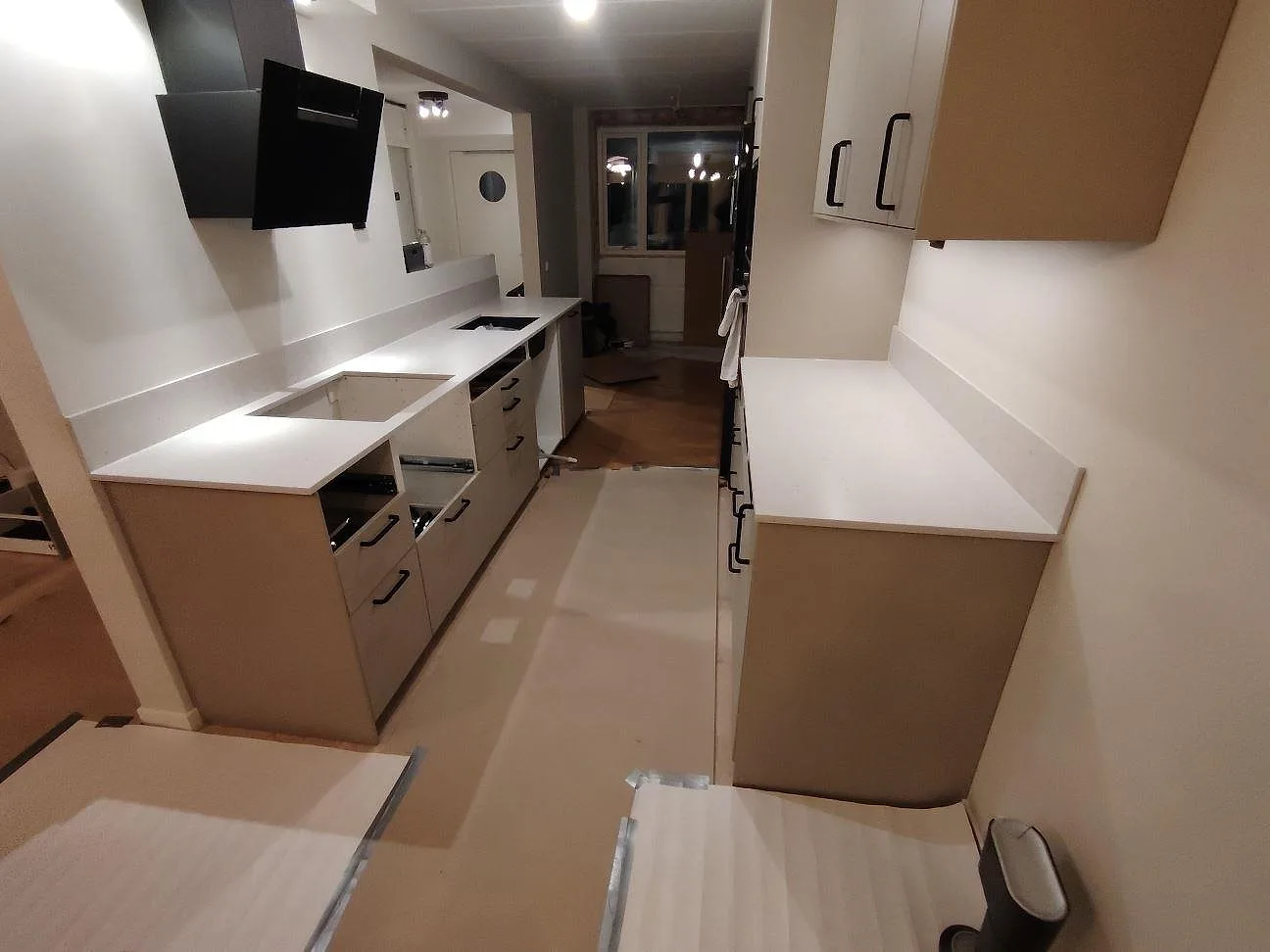 Køkkenbordplader i lys Silestone Lime Delight-komposit, mat Mocka, med stænkplade og förberedda udskæring i ett køkken i Nacka.