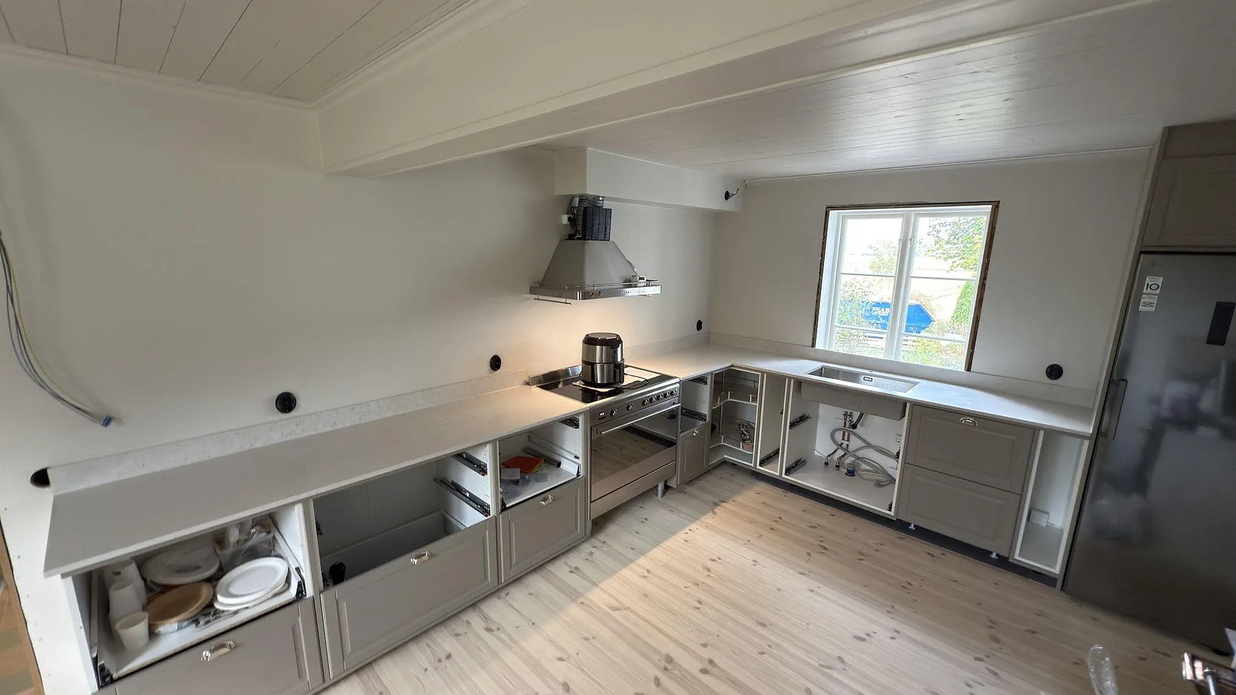 Køkkenbordplade i Silestone Lime Delight, mat Mocka, med 12 mm stænkplade og rostfri vask i ett køkken under montering i Vänge.