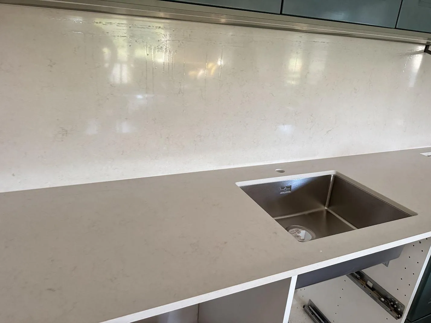 Køkkenbordplade i Silestone Linen Cream, Hjärup – billede 3