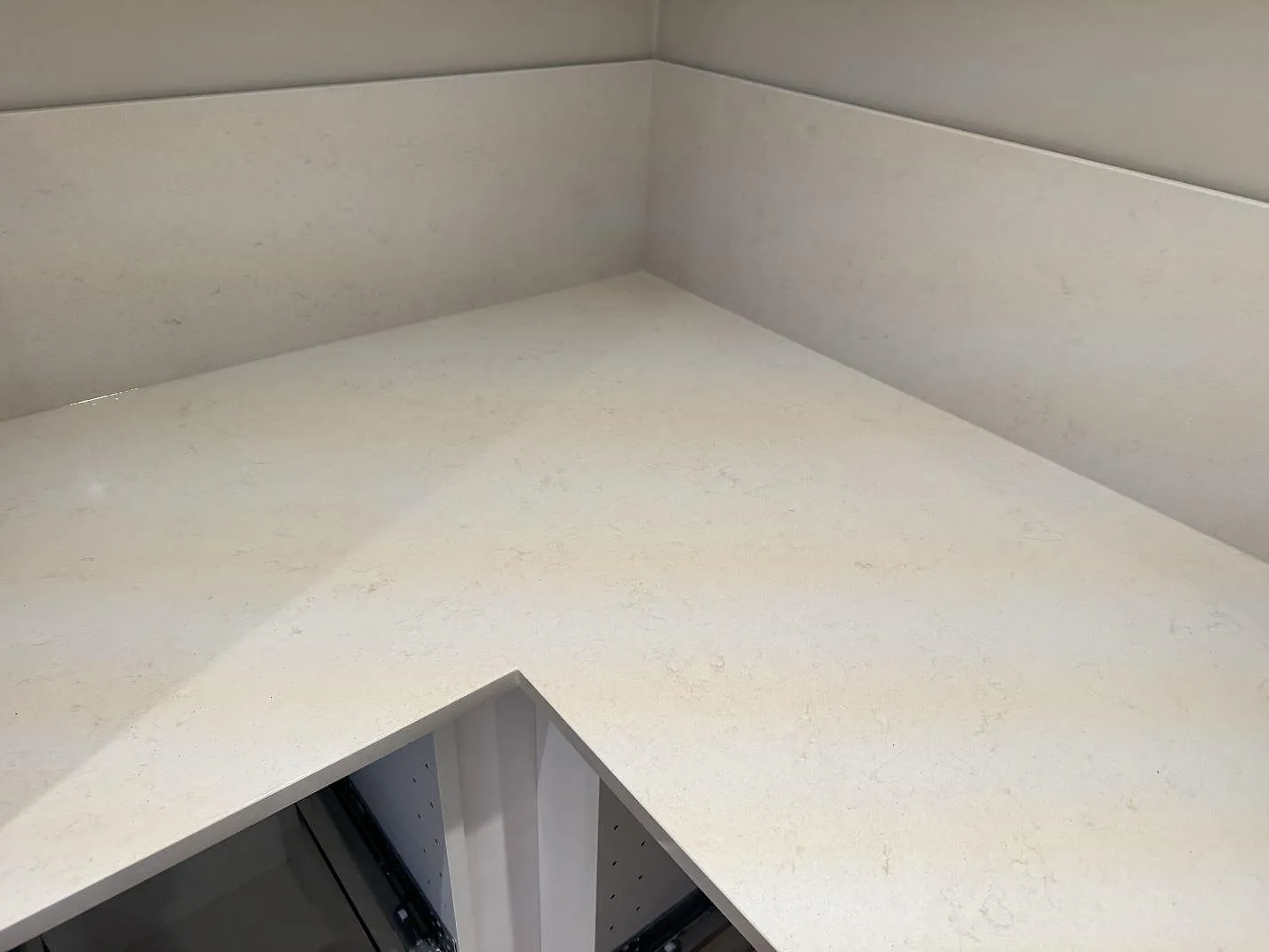 Køkkenbordplade i Silestone Linen Cream, Svedala – billede 2