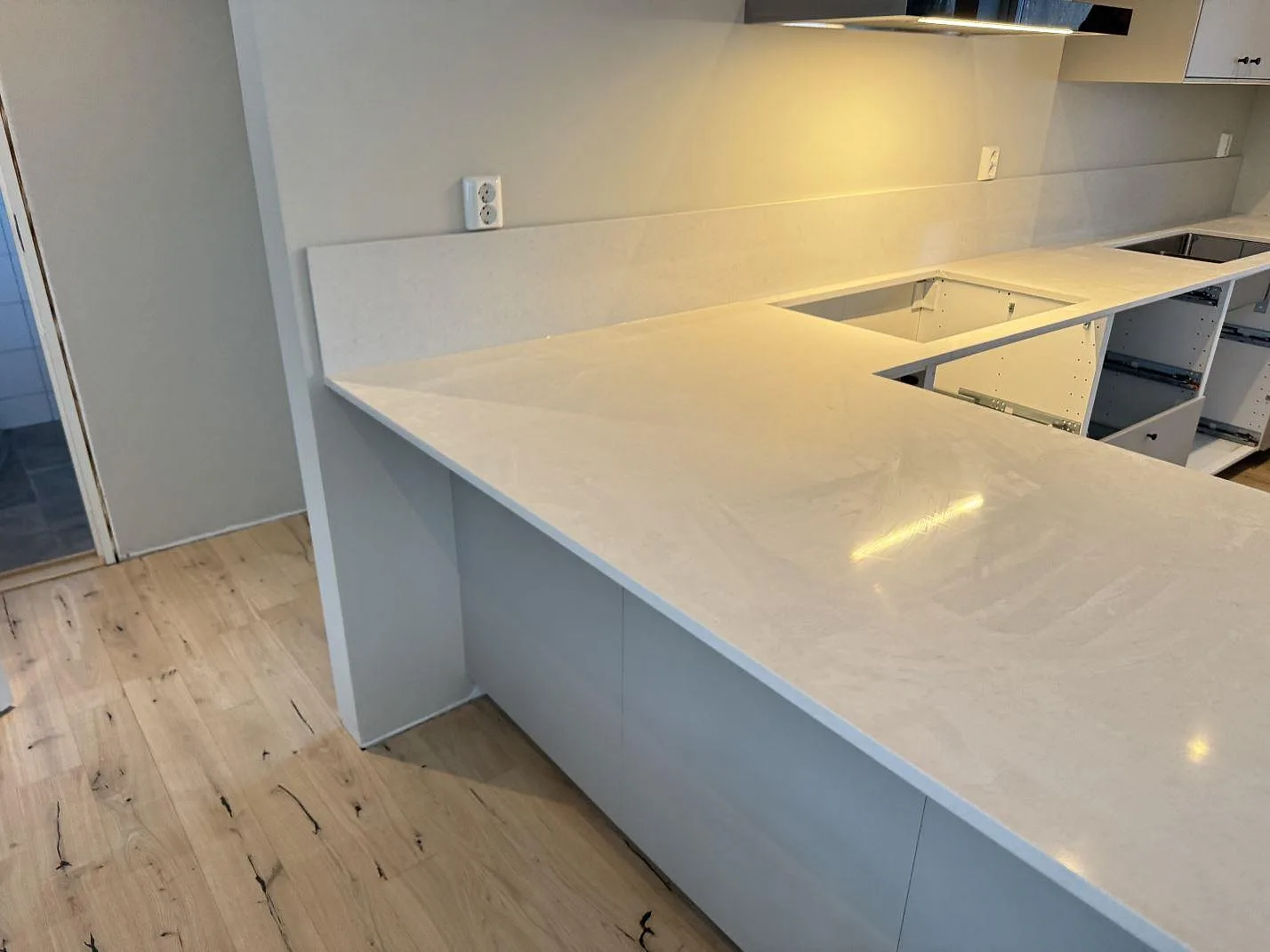 Køkkenbordplade i Silestone Linen Cream, Växjö – billede 2