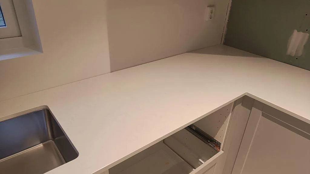 Køkkenbordplade i Silestone Miami Vena, Höllviken – billede 5
