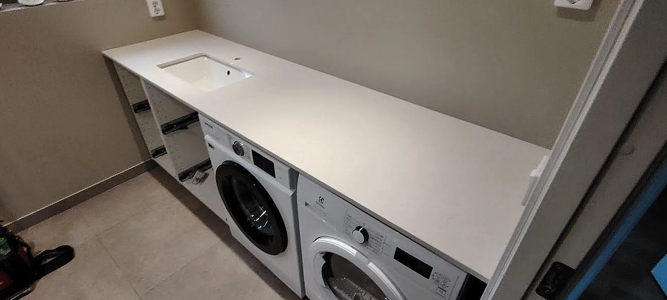 Bordplade i hvid Silestone Miami Vena, poleret komposit, med underlimmad vask i en tvättstuga i Tyresö.