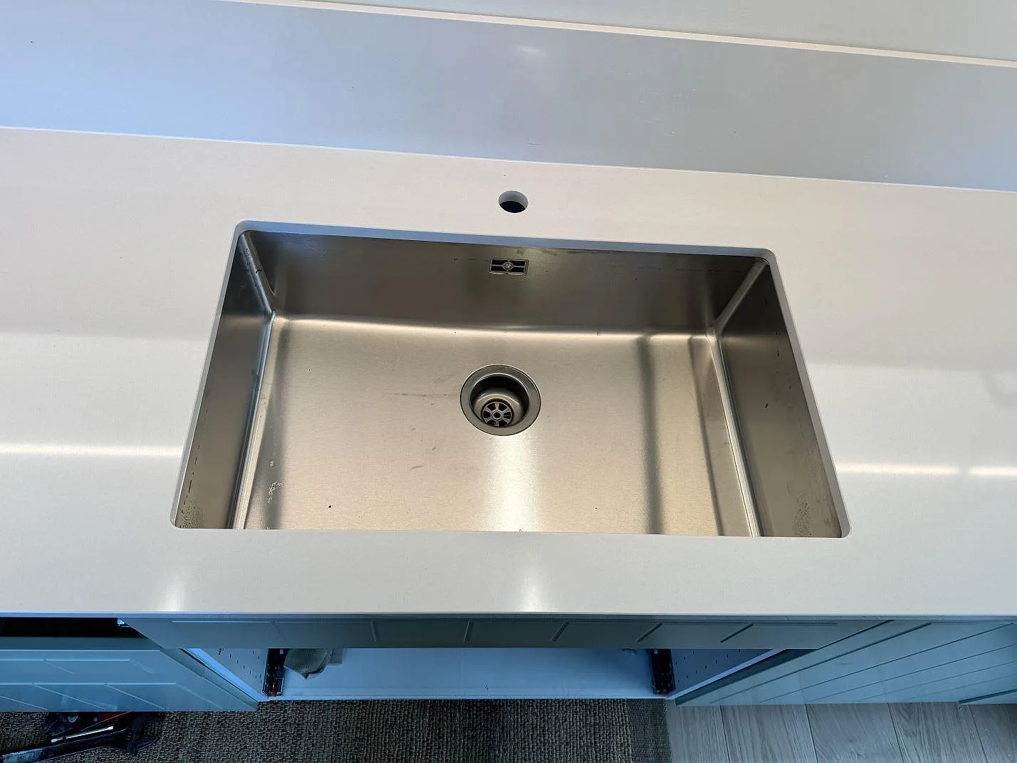Køkkenbordplade i Silestone Miami White, Bunkeflostrand – billede 3