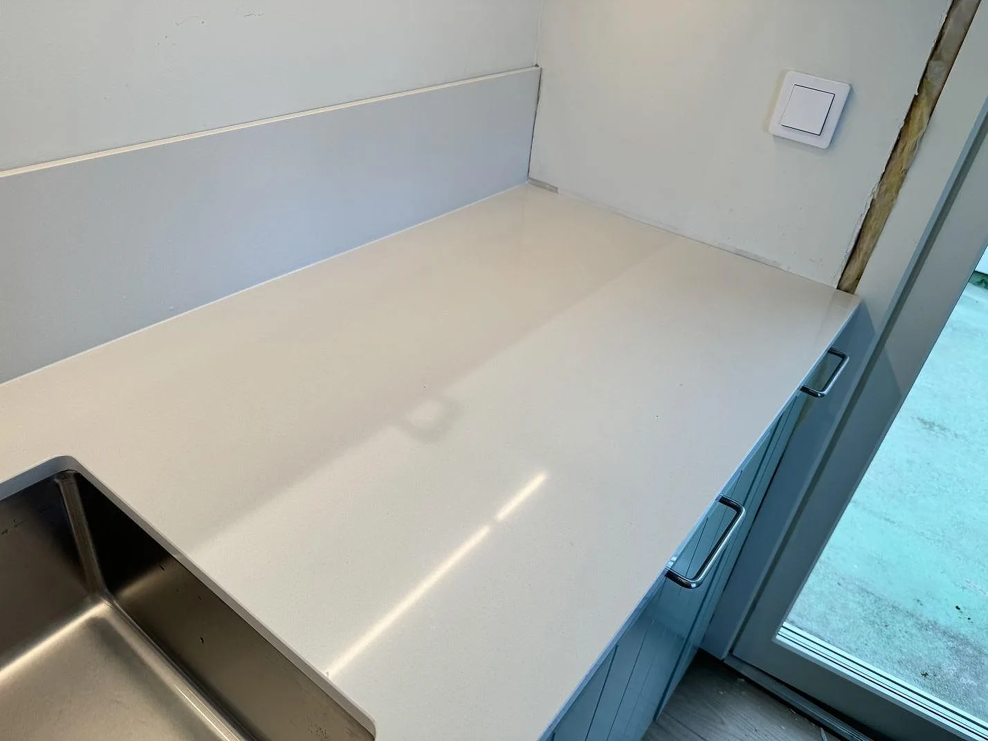 Køkkenbordplade i Silestone Miami White, Bunkeflostrand – billede 4