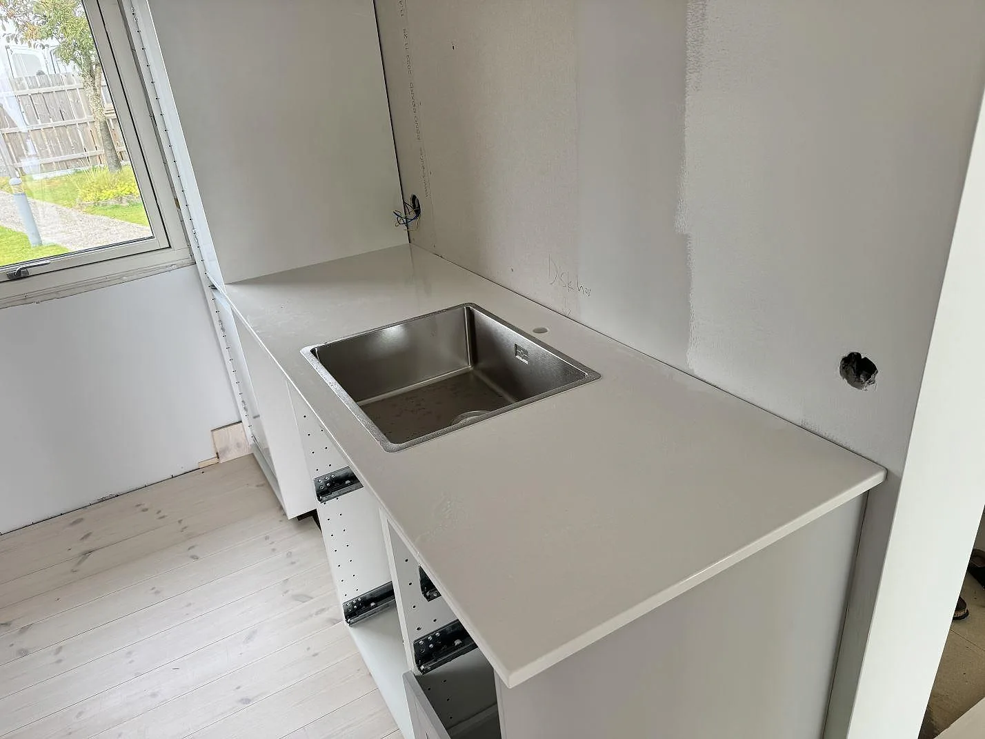 Gennemført projekt: Køkkenbordplade i Silestone Miami White, Jönköping.