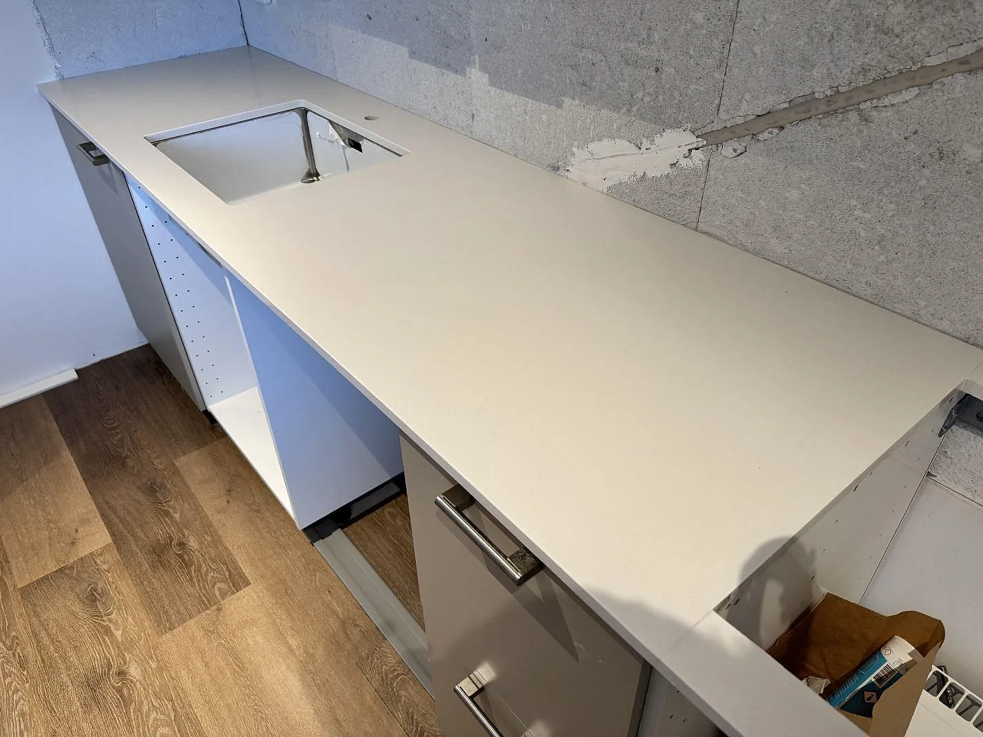 Køkkenbordplade i Silestone Miami White, Kävlinge