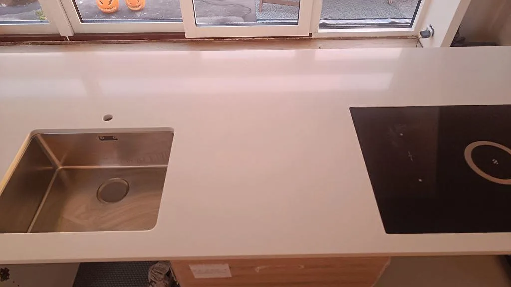 Køkkenbordplade i Silestone Miami White, Karlslunde – billede 5