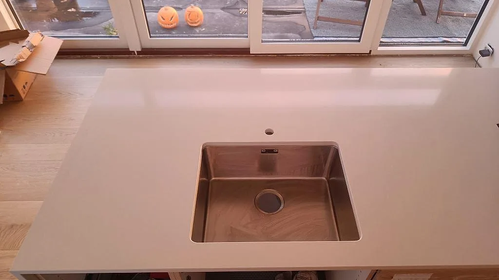 Køkkenbordplade i Silestone Miami White, Karlslunde – billede 2