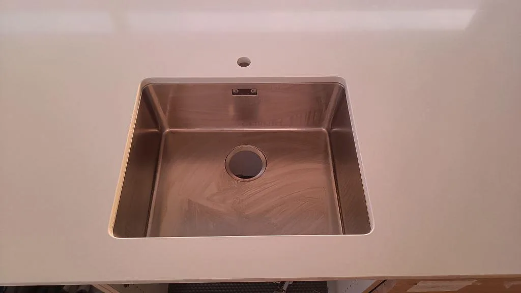 Køkkenbordplade i Silestone Miami White, Karlslunde – billede 3