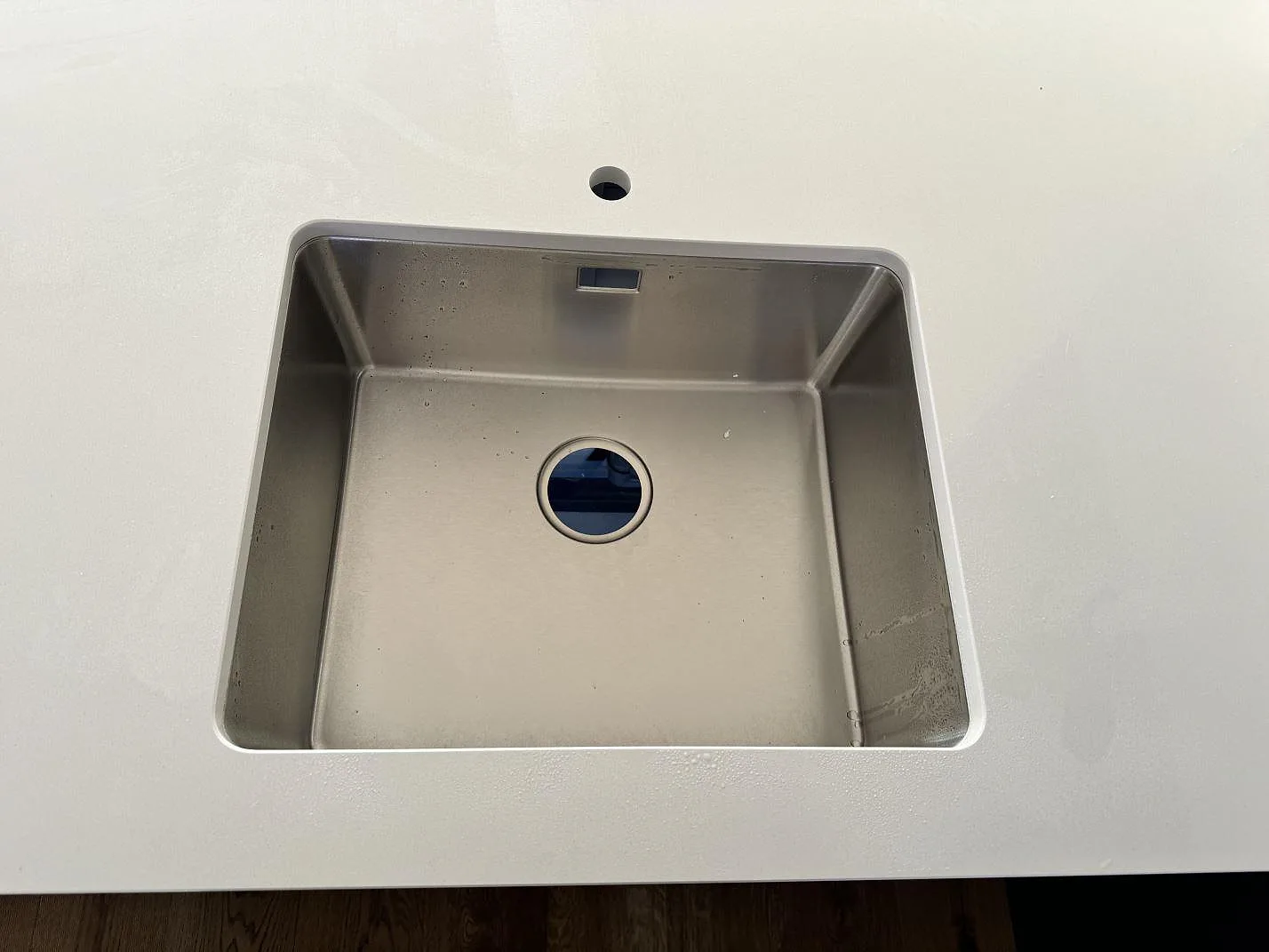 Køkkenbordplade i Silestone Miami White, Kungälv – billede 4