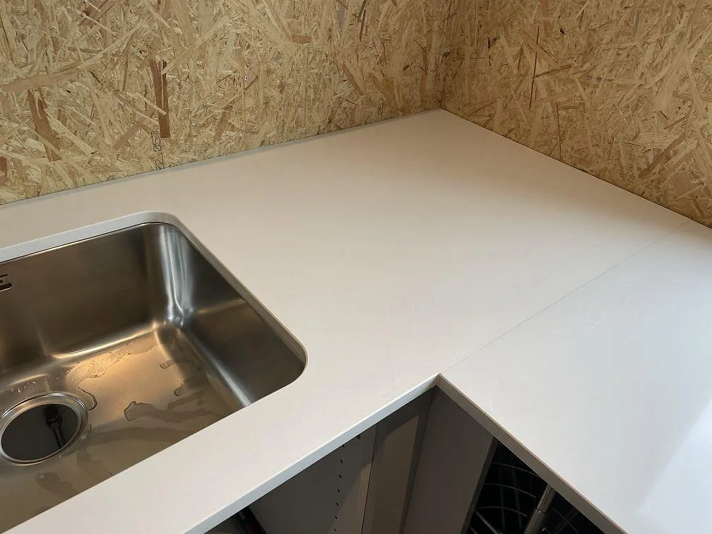 Køkkenbordplade i Silestone Miami White, Lyckeby – billede 4