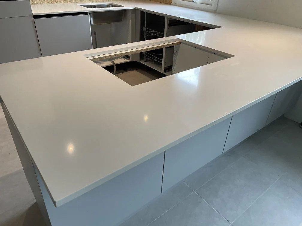 Køkkenbordplade i Silestone Miami White, Lyckeby – billede 2