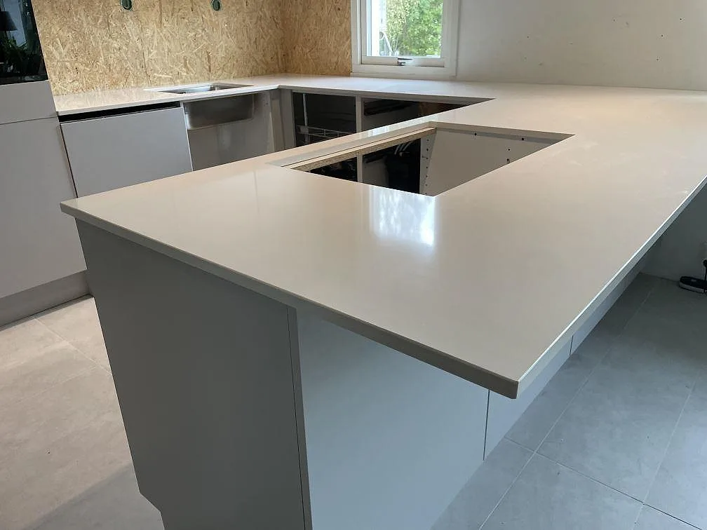 Køkkenbordplade i Silestone Miami White, Lyckeby