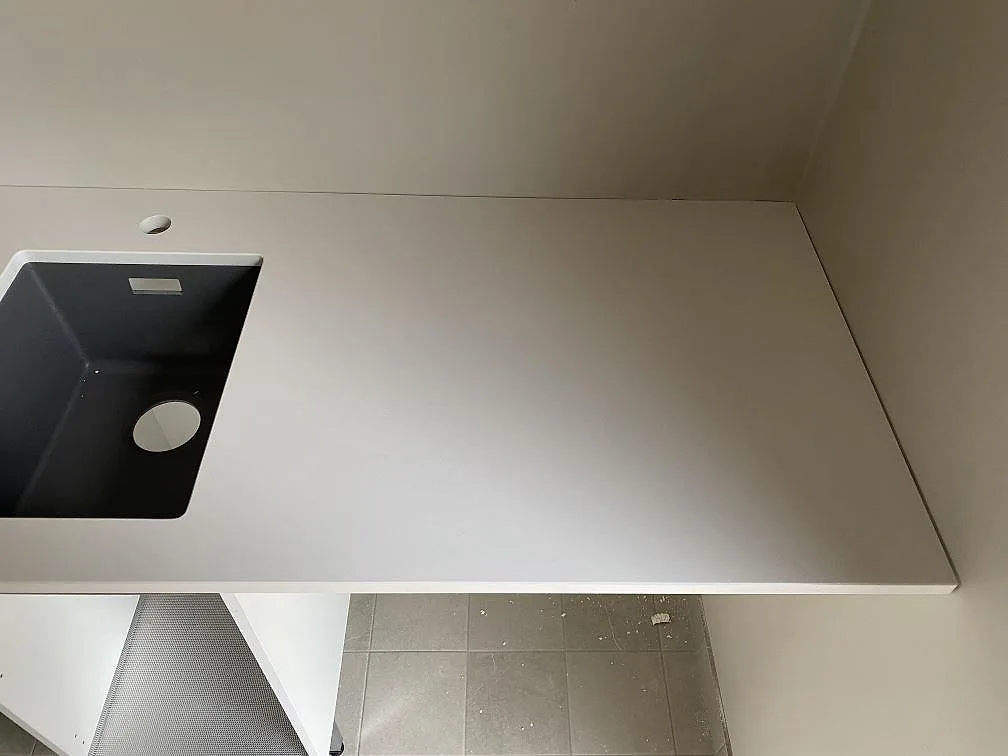 Køkkenbordplade i Silestone Miami White, Ramdala – billede 3