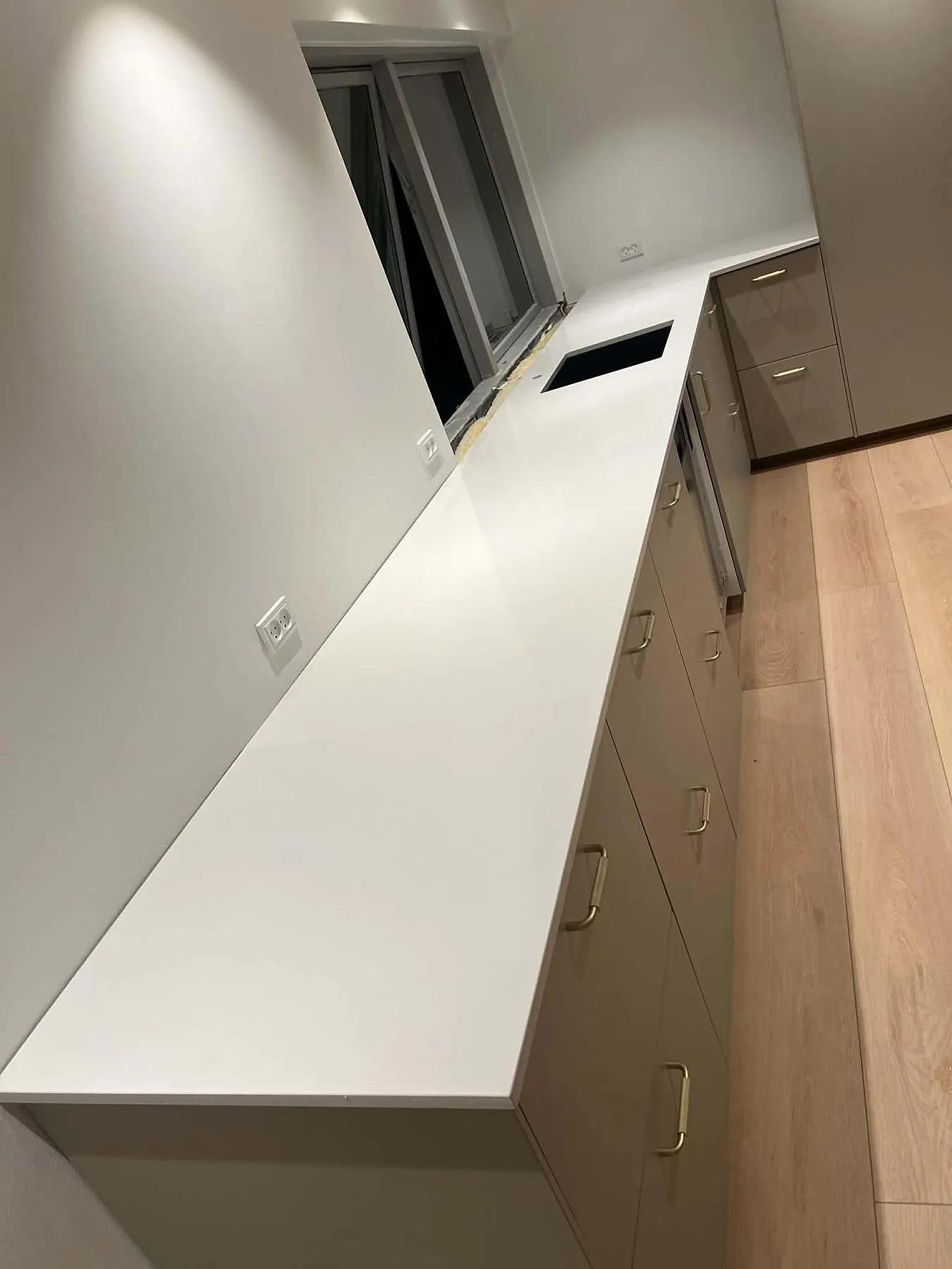 Køkkenbordplade i Silestone Miami White, Smørum – billede 2
