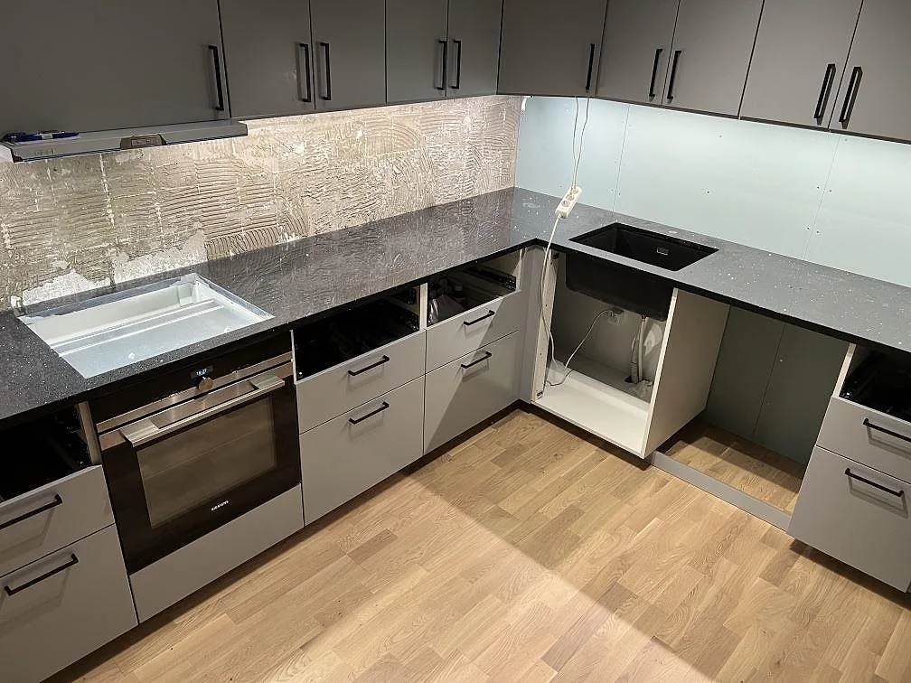 Poleret køkkenbordplade i sort Silestone Negro Stellar, 30 mm, monteret som vinklad arbetsyta i ett køkken i Norrtälje.