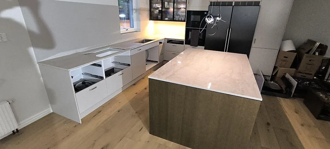 Køkkenø med lys Silestone Persian White i poleret kvartskomposit, monteret på träbas i ett køkken i Borlänge.