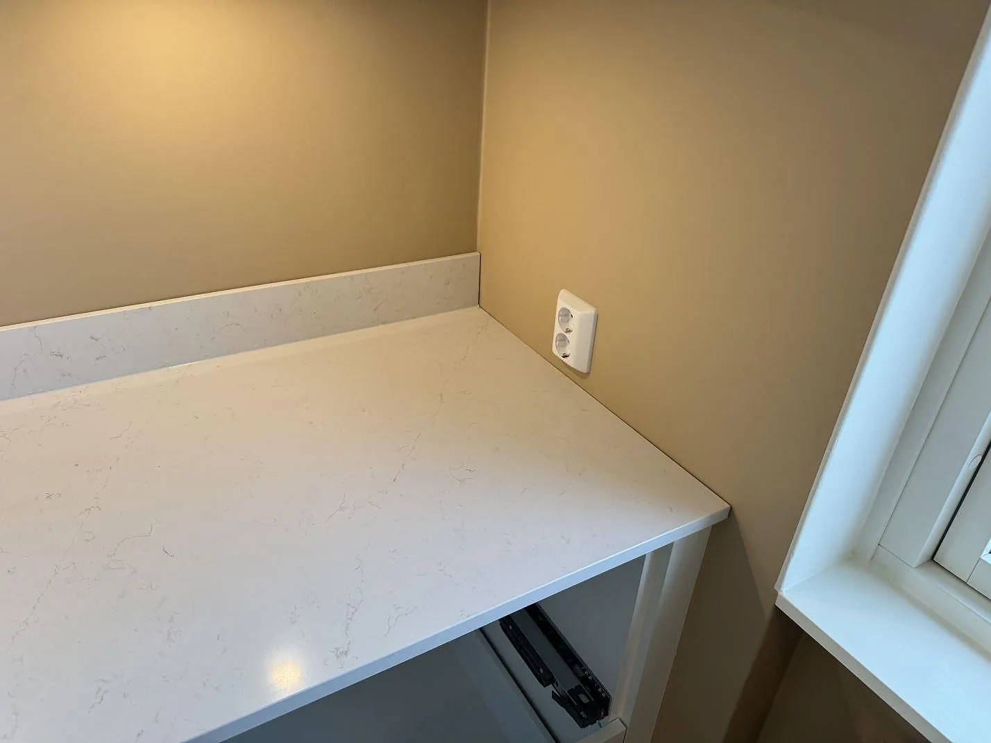 Køkkenbordplade i Silestone Persian White, Jönköping – billede 6