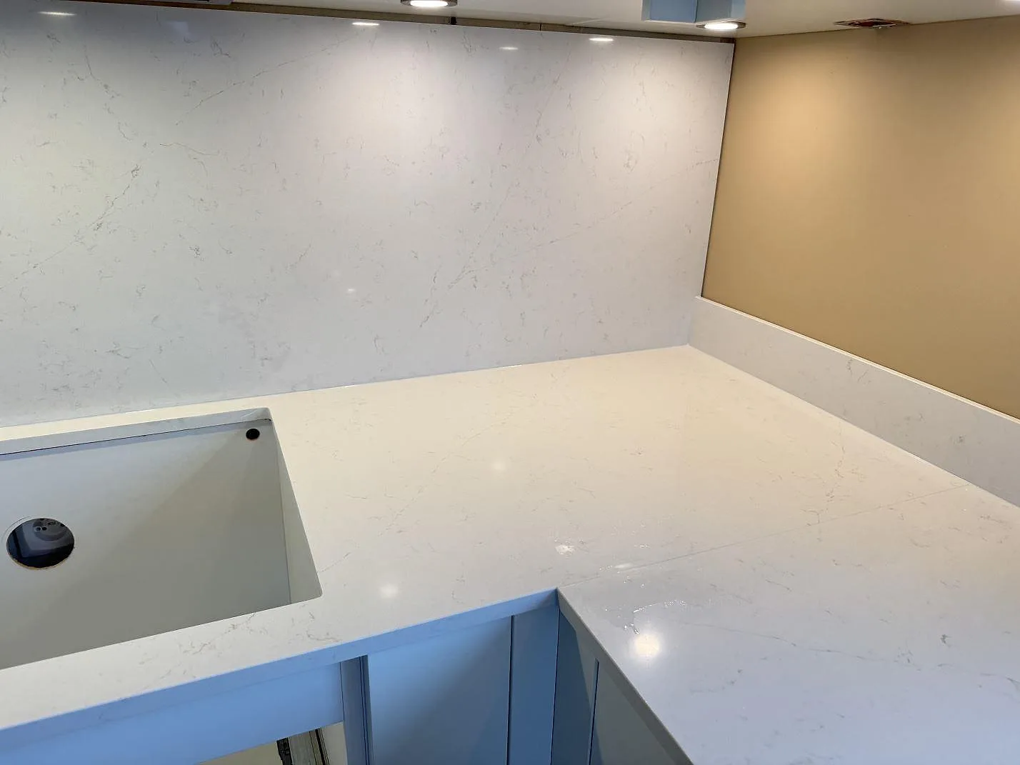 Køkkenbordplade i Silestone Persian White, Jönköping – billede 4