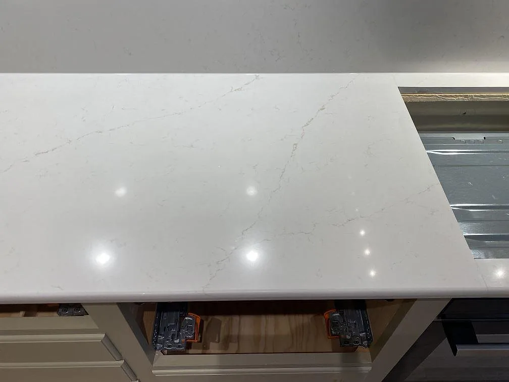 Køkkenbordplade i Silestone Persian White, Sundbyberg – billede 3