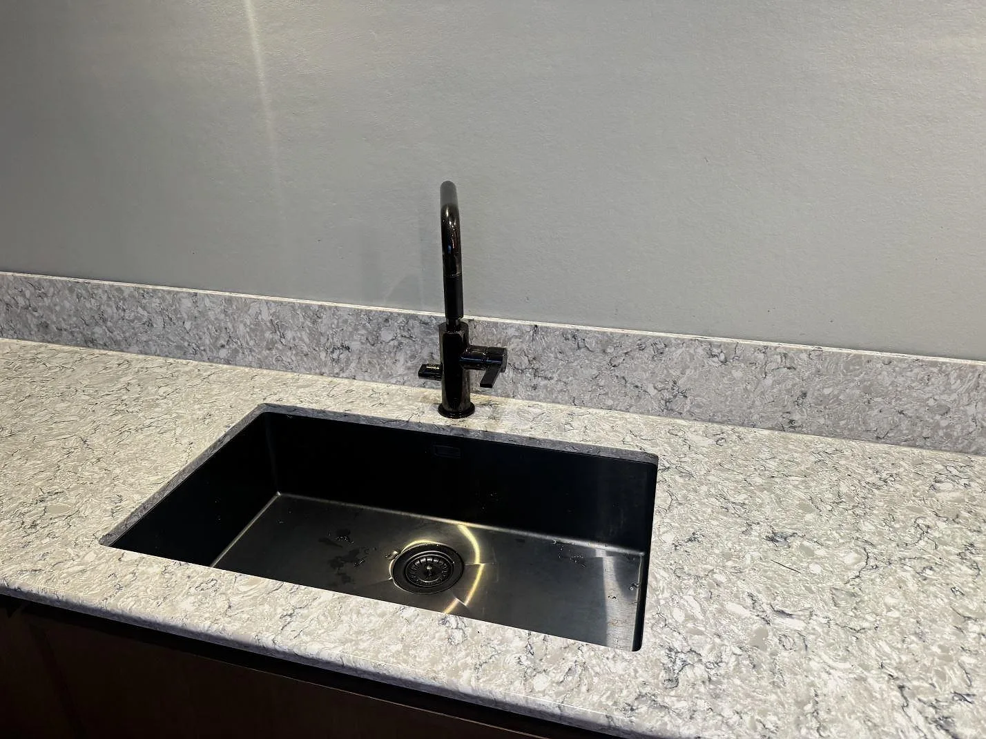 Køkkenbordplade i Silestone Pietra, Hällingsjö – billede 3