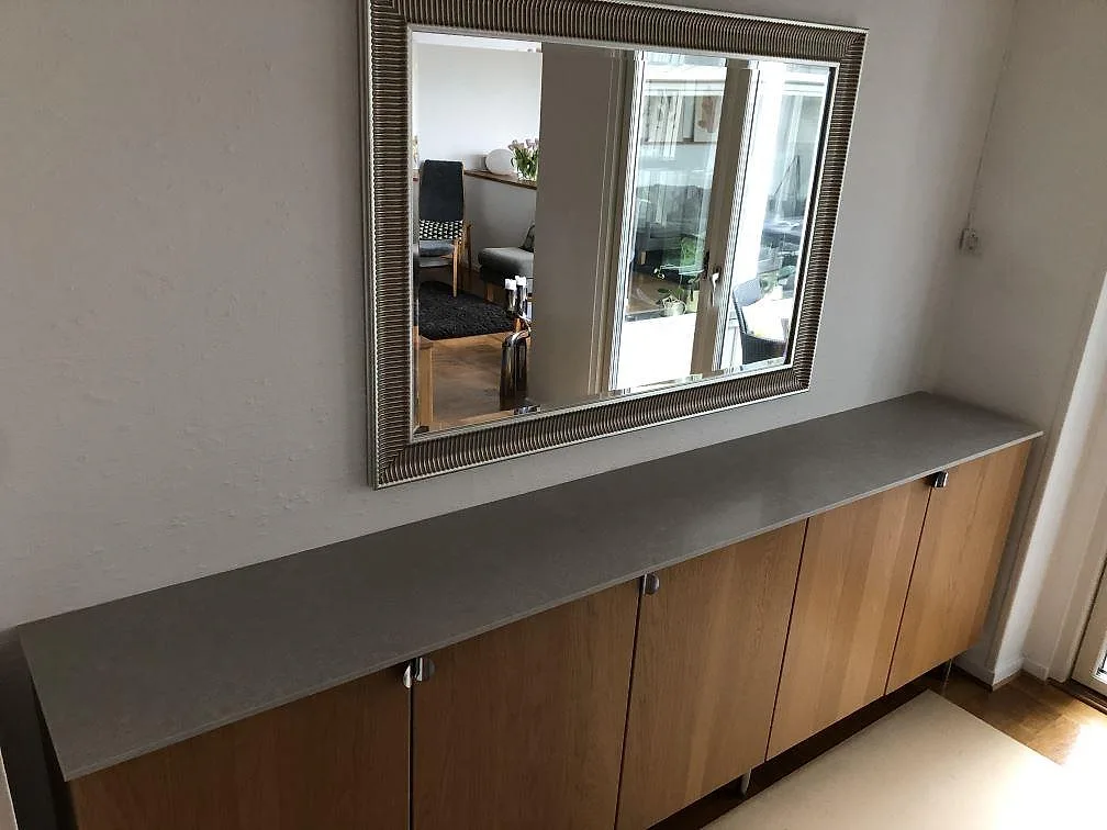 Køkkenbordplade i ljust greige Silestone Poblenou, mat kvartskomposit, på ett skåpparti med ekluckor i ett køkken i Malmö.