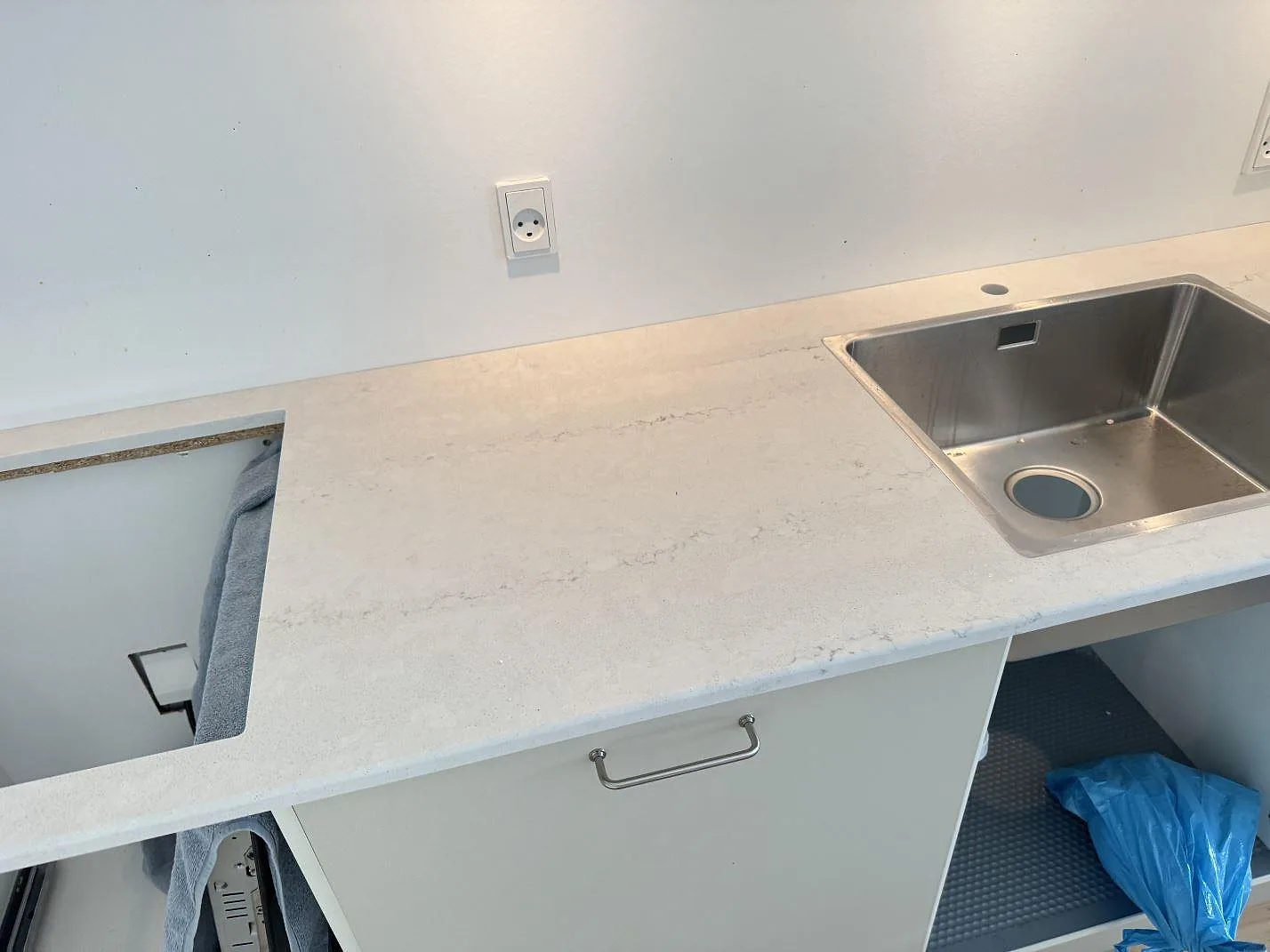 Køkkenbordplade i mat Silestone Raw A med underlimmad rostfri vask i ett køkken i Valby, fotat under montering.