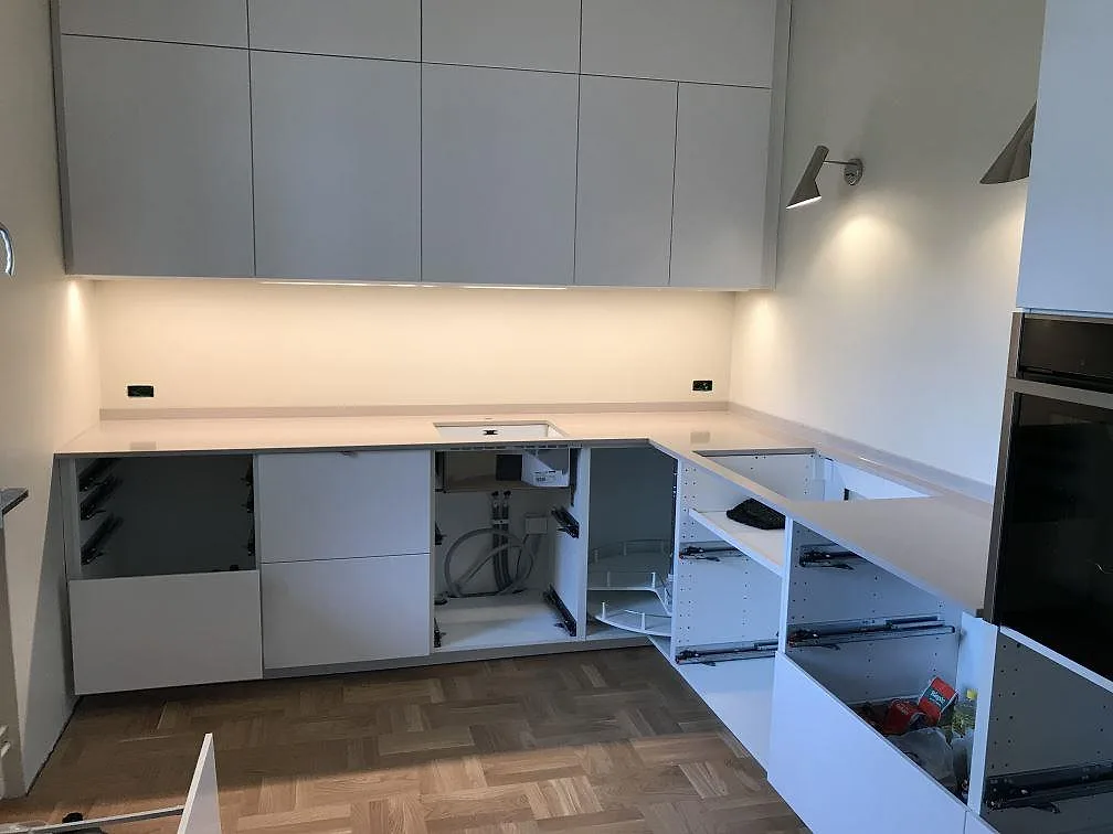 Køkkenbordplade i Silestone Royal Reef, poleret varmt beige kvartskomposit, monteret i ett L-format køkken i Malmö, fotograferad under montering.