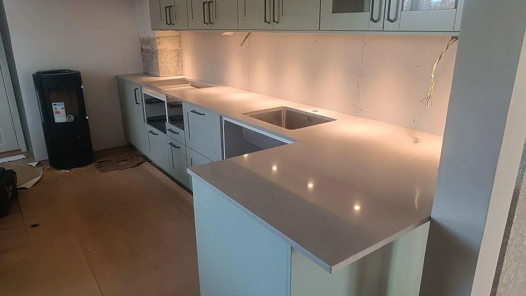 Køkkenbordplade i Silestone Royal Reef, Skillingaryd