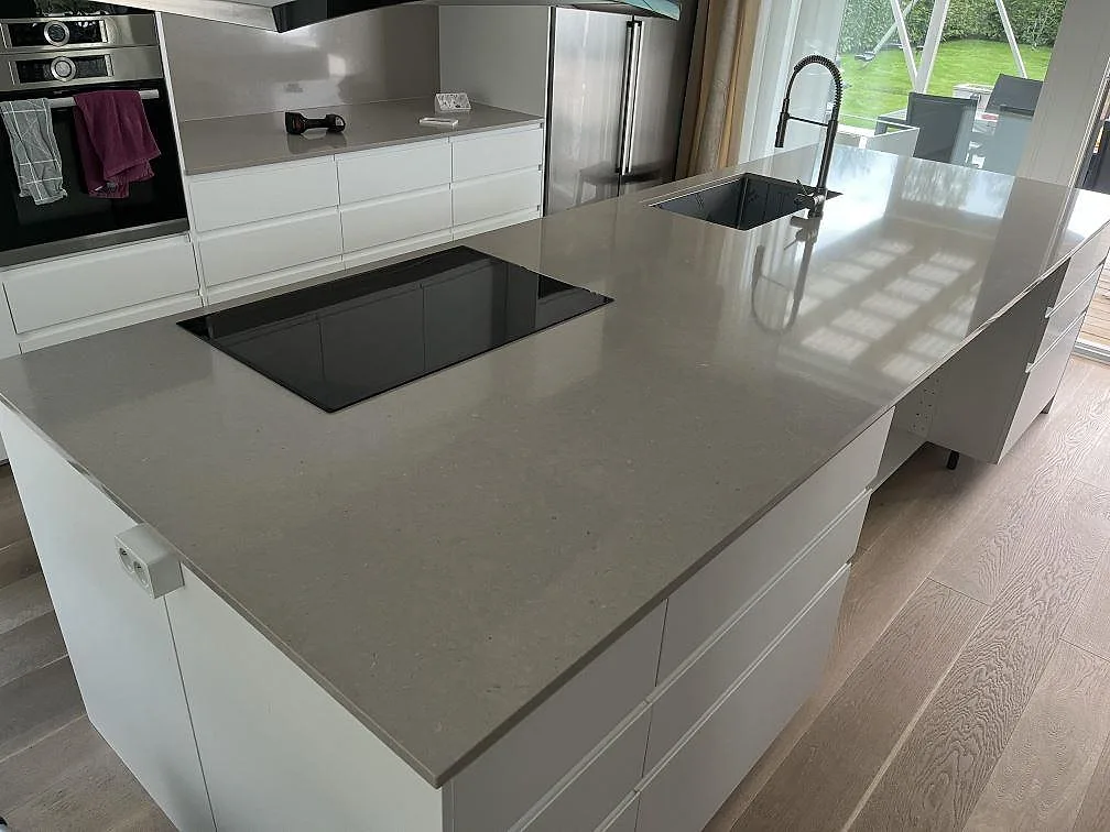 Gennemført projekt: Køkkenbordplade i Silestone Royal Reef, Täby.