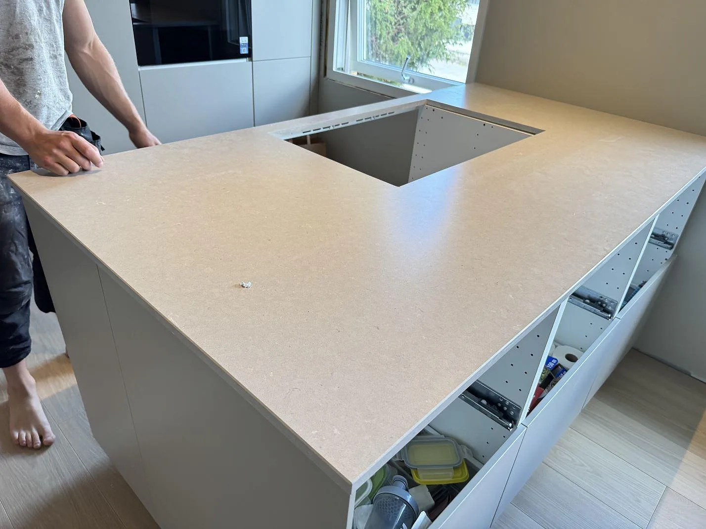 Køkkenbordplade i Silestone Royal Reef, mat kvartskomposit, med stor arbetsyta og udskæring under montering i Vänersborg.