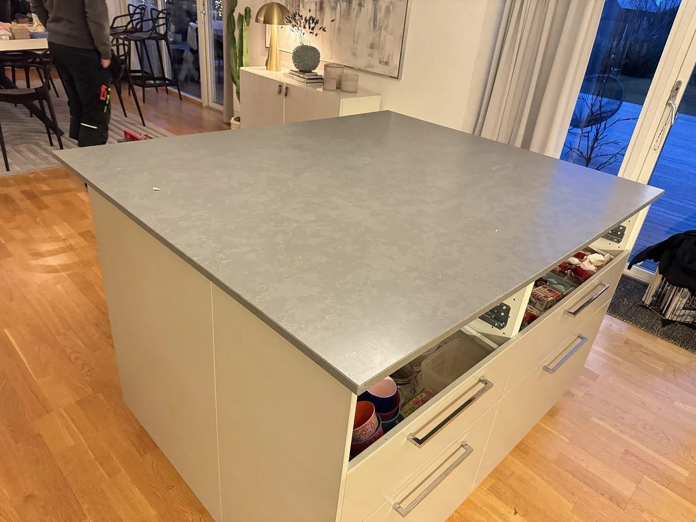 Køkkenø i grå Silestone Seaport, mat Mocka-overflade, 20mm, monteret i ett ljust køkken med ekgolv i Höllviken, fotograferad under montering.