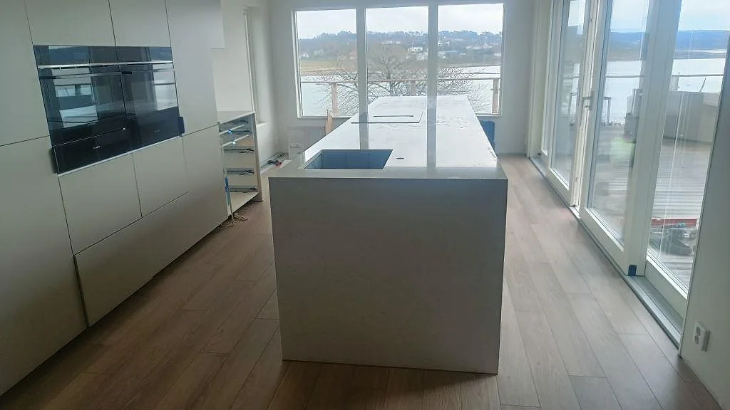 Køkkenbordplade i Silestone Snowy Ibiza, Åskloster