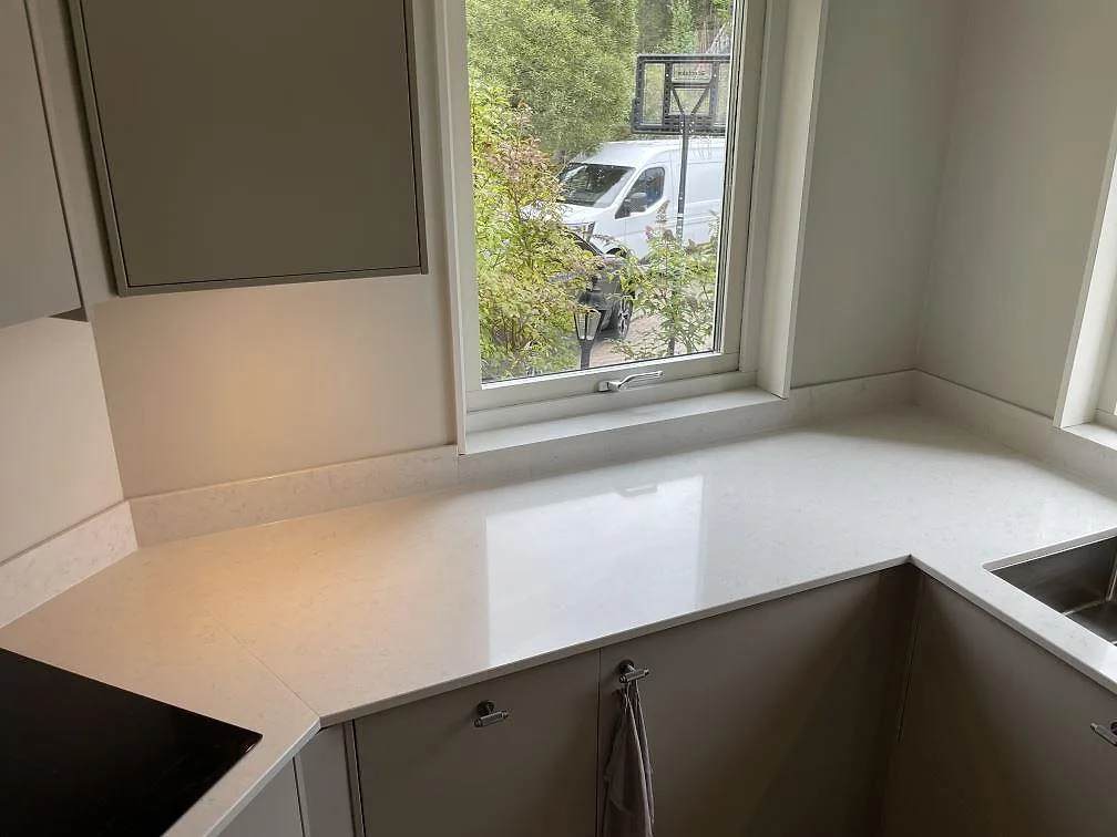 Køkkenbordplade i Silestone Snowy Ibiza, Älta – billede 3