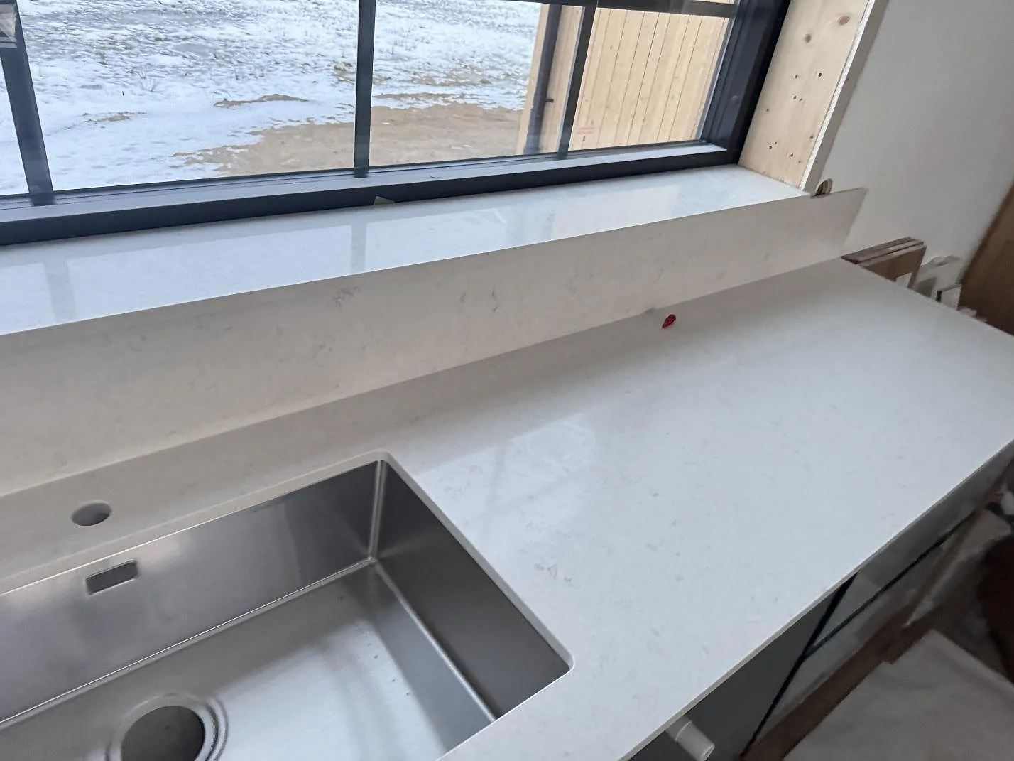 Køkkenbordplade i Silestone Snowy Ibiza, Alvesta – billede 5