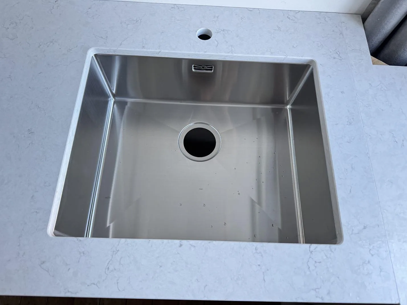 Køkkenbordplade i Silestone Snowy Ibiza, Bagsværd – billede 4