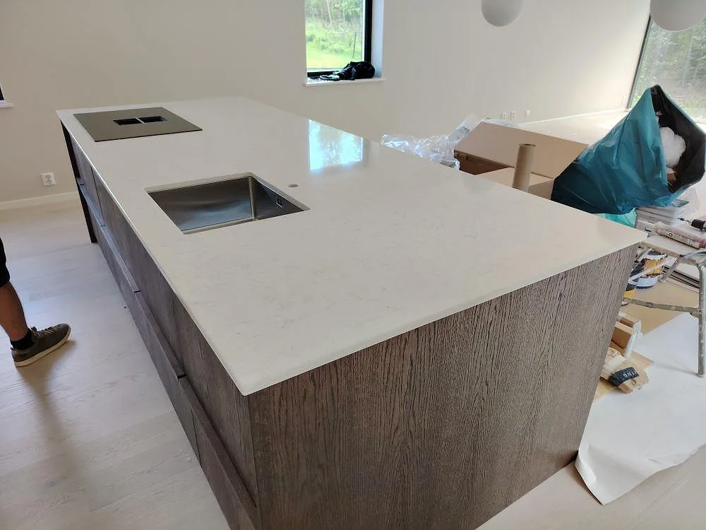 Gennemført projekt: Køkkenbordplade i Silestone Snowy Ibiza, Bjursås.