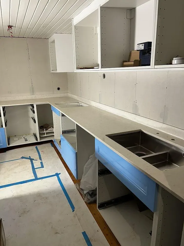 Køkkenbordplade i Silestone Snowy Ibiza, Borrby