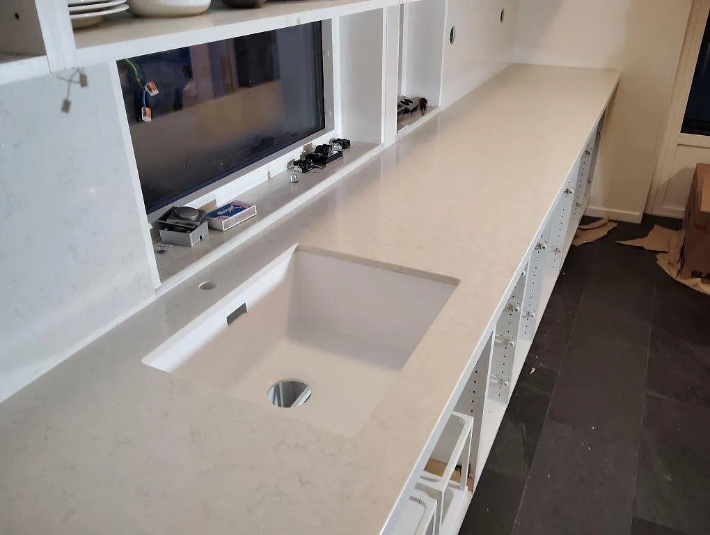 Gennemført projekt: Køkkenbordplade i Silestone Snowy Ibiza, Bro.