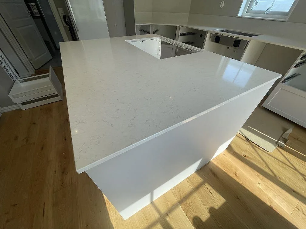 Køkkenbordplade i Silestone Snowy Ibiza, Bro – billede 2