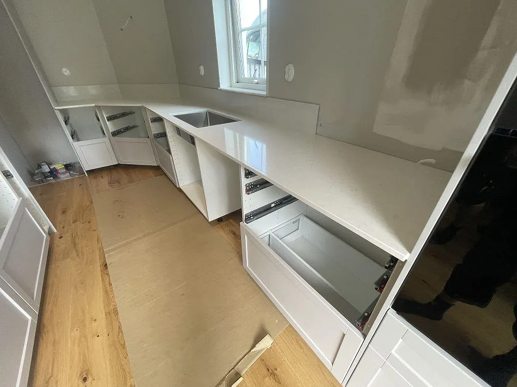 Køkkenbordplade i Silestone Snowy Ibiza, Bro – billede 3