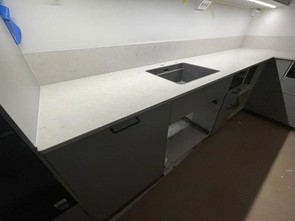 Køkkenbordplade i Silestone Snowy Ibiza, Bromma – billede 3