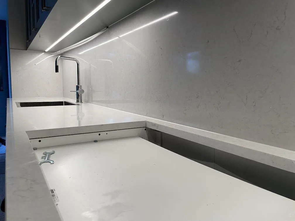 Køkkenbordplade i Silestone Snowy Ibiza, Danderyd – billede 3