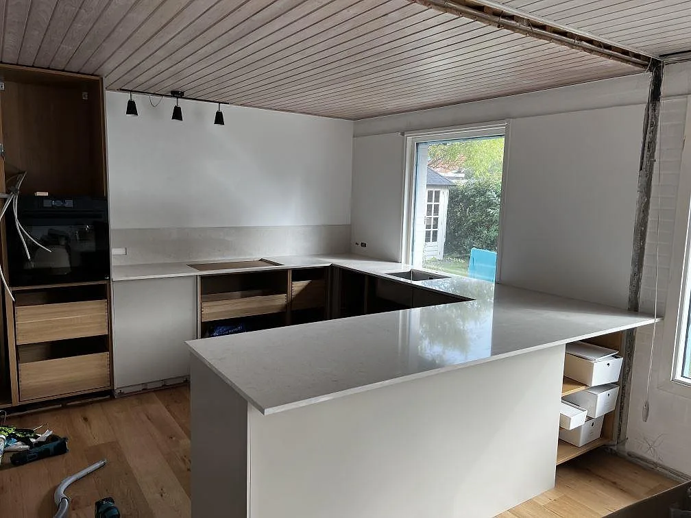 Køkkenbordplade i Silestone Snowy Ibiza, Dyssegård