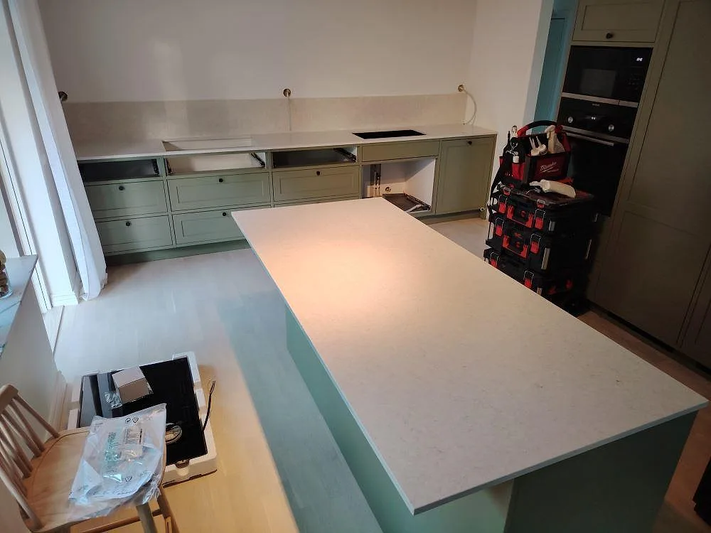 Gennemført projekt: Køkkenbordplade i Silestone Snowy Ibiza, Ekerö.