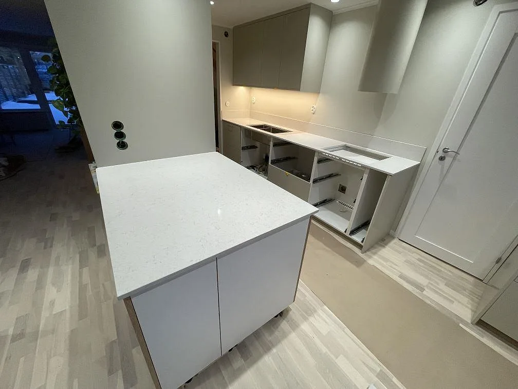 Køkkenbordplade i Silestone Snowy Ibiza, Ekerö – billede 4