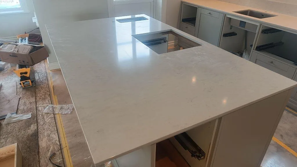 Køkkenbordplade i Silestone Snowy Ibiza, Ellös – billede 2